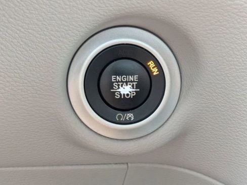Used 2017 Chrysler Pacifica Touring Plus w/ Tire & Wheel Group FWD image 29