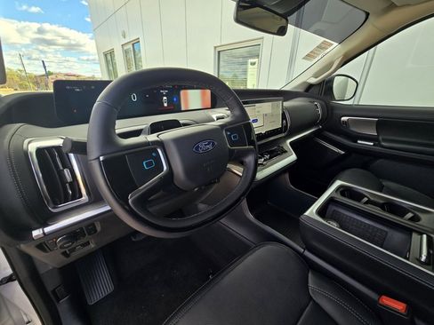 Used 2025 Ford Expedition Platinum w/ Driver's Package image 12