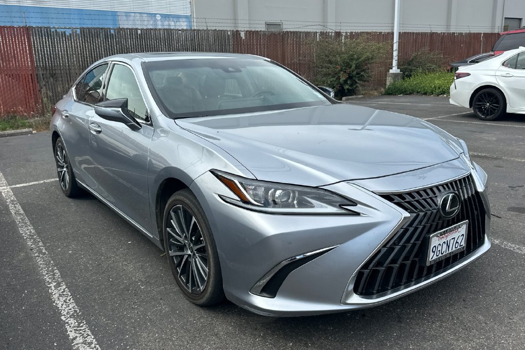 Used 2023 Lexus ES 300h w/ Premium Package FWD image 2