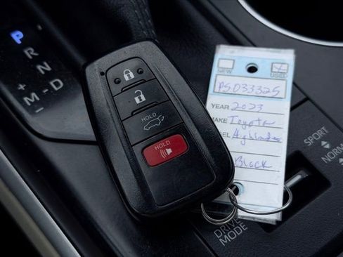 Used 2023 Toyota Highlander XLE AWD/4WD image 36