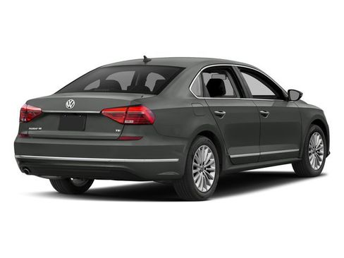 Used 2018 Volkswagen Passat 3.6 FWD image 2