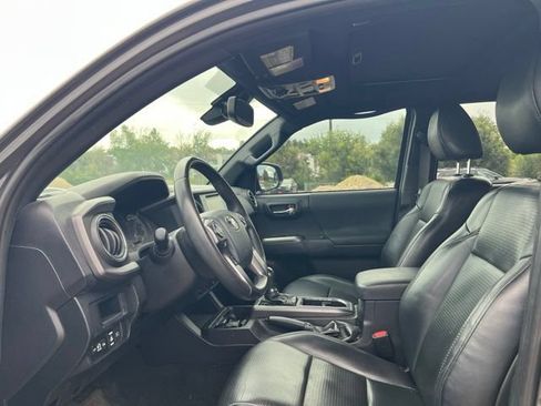 Used 2019 Toyota Tacoma TRD Off-Road AWD/4WD image 25