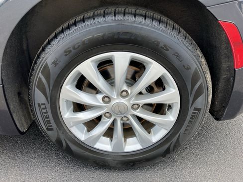Used 2019 Chrysler Pacifica Touring-L FWD image 12