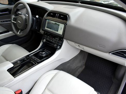 Used 2019 Jaguar XE Prestige image 19