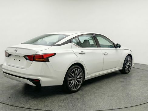 Used 2025 Nissan Altima 2.5 SV FWD image 9