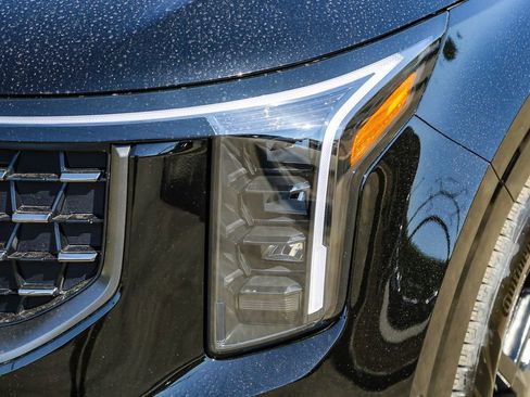 Certified 2026 Kia Carnival SX w/ SX Dark Edition Package FWD image 5