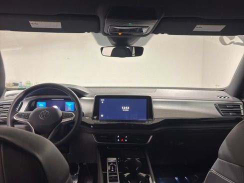Used 2025 Volkswagen Atlas Cross Sport SE FWD image 6