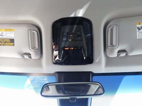 Used 2022 Toyota Venza LE image 27