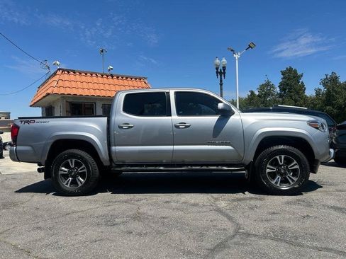 Used 2017 Toyota Tacoma SR5 RWD image 3