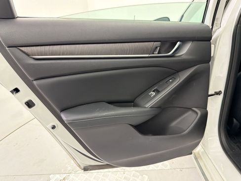 Used 2018 Honda Accord Touring image 24
