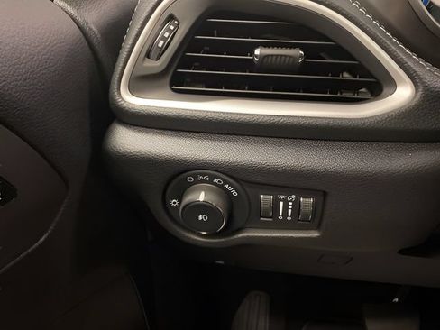 Used 2025 Chrysler Pacifica Select AWD/4WD image 18