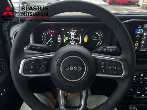 Used 2025 Jeep Wrangler Unlimited Sahara AWD/4WD image 26