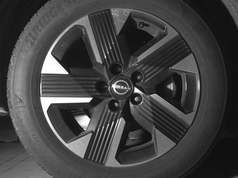 Used 2025 Nissan Kicks SV AWD/4WD image 13