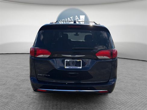 Used 2020 Chrysler Pacifica Touring-L w/ Tire & Wheel Group image 4