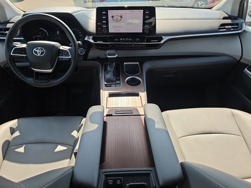 Used 2022 Toyota Sienna XLE FWD image 13