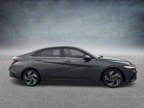 Used 2025 Hyundai Elantra Limited image 41