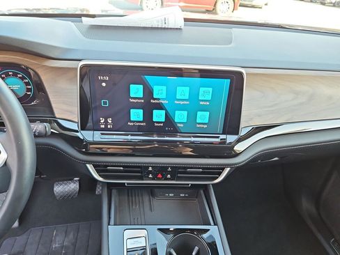 Used 2025 Volkswagen Atlas SE image 15