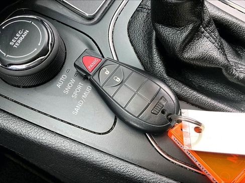 Used 2019 Jeep Cherokee Latitude w/ Popular Appearance Group image 11