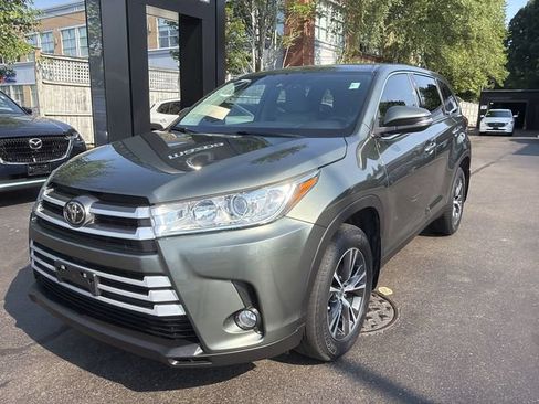 Used 2019 Toyota Highlander Plus AWD/4WD image 4