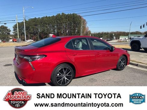 Used 2023 Toyota Camry SE image 3