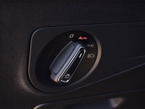 Certified 2022 Volkswagen Tiguan SE image 9