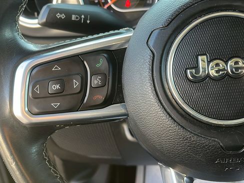 Used 2019 Jeep Wrangler Unlimited Sahara image 12