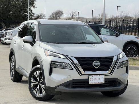 Used 2021 Nissan Rogue SV image 2