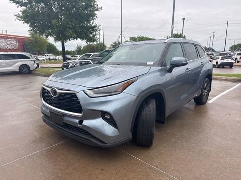 Used 2021 Toyota Highlander XLE image 6