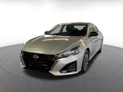 Used 2024 Nissan Altima 2.5 SV image 7