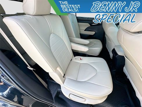 Used 2023 Toyota Highlander XLE image 28
