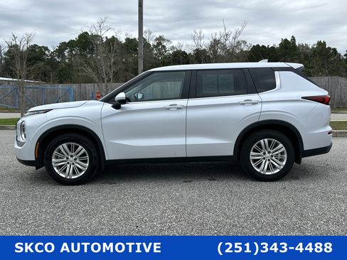 Used 2023 Mitsubishi Outlander ES image 2