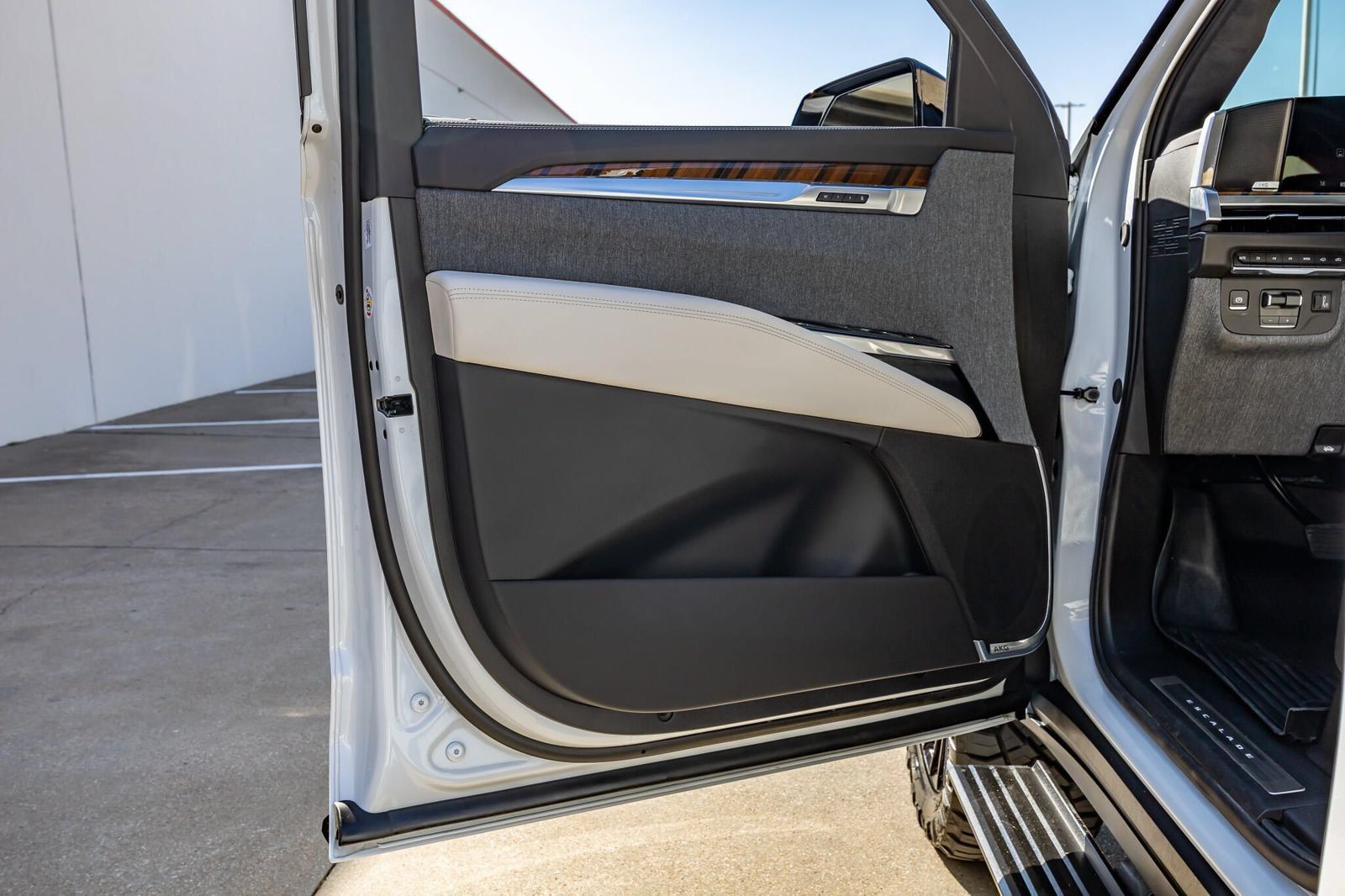 Used 2026 Cadillac Escalade Platinum Sport w/ LPO, Floor Liner Package AWD/4WD image 50