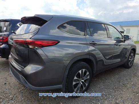 Used 2020 Toyota Highlander XLE AWD/4WD image 6