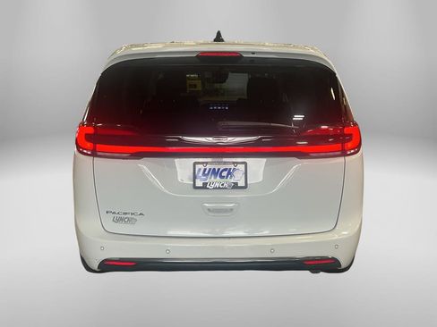 Used 2023 Chrysler Pacifica Touring-L FWD image 3