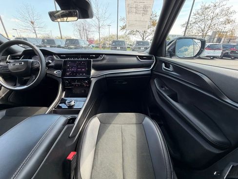 Used 2025 Jeep Grand Cherokee L Altitude image 20