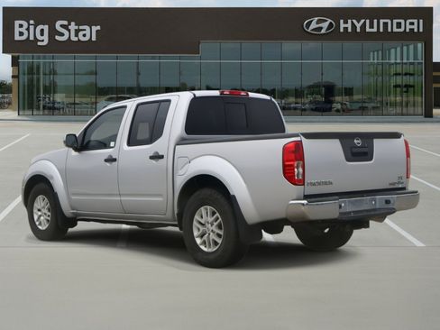 Used 2019 Nissan Frontier SV image 3