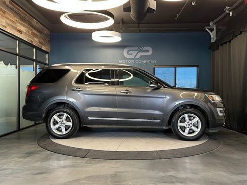 Used 2017 Ford Explorer XLT image 2