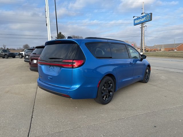 New 2026 Chrysler Pacifica Select w/ S Appearance Package FWD image 6