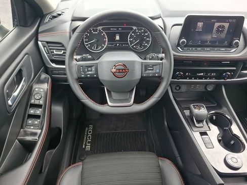Used 2025 Nissan Rogue SV AWD/4WD image 11
