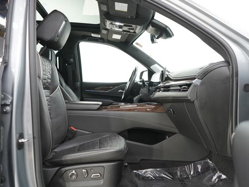 Used 2024 Cadillac Escalade ESV Premium Luxury Platinum w/ Heavy-Duty Trailer Package AWD/4WD image 11