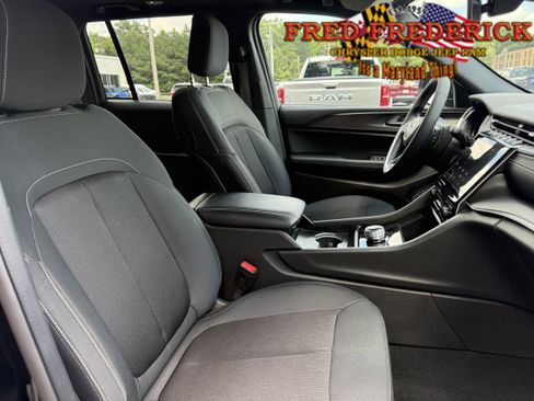 Used 2025 Jeep Grand Cherokee Laredo X AWD/4WD image 14