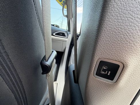 Used 2018 Chrysler Pacifica Touring Plus FWD image 33