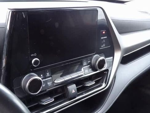 Used 2023 Toyota Highlander LE image 9