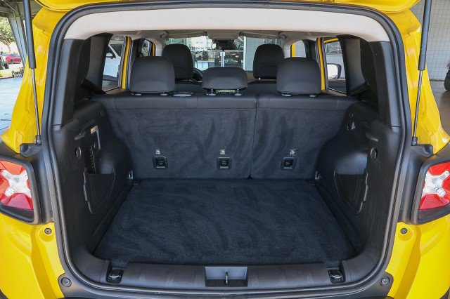 Used 2023 Jeep Renegade Latitude AWD/4WD image 29