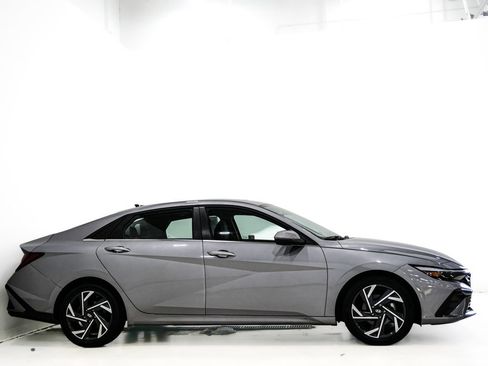 Used 2025 Hyundai Elantra Limited FWD image 5