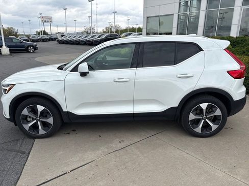 Certified 2025 Volvo XC40 B5 Core AWD/4WD image 9