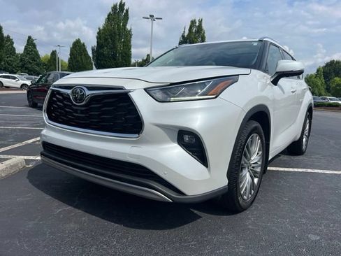 Used 2022 Toyota Highlander Platinum AWD/4WD image 2