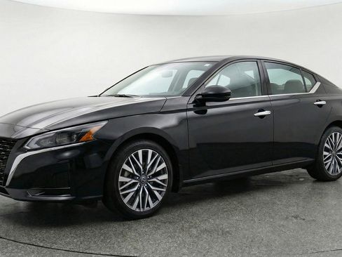 Used 2025 Nissan Altima 2.5 SV image 3