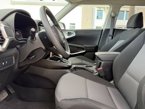 Used 2025 Kia Soul LX w/ LX Technology Package FWD image 26