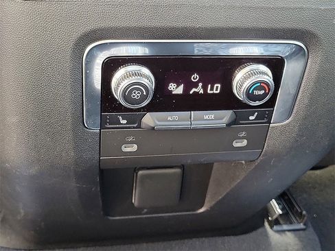 Used 2022 GMC Yukon XL Denali w/ Denali Premium Package image 19